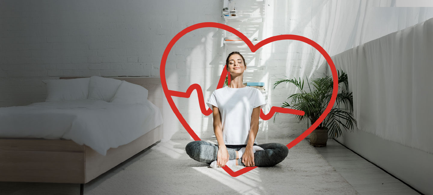 Senhora a meditar tranquila porque está protegida pelo Seguro de Saúde.