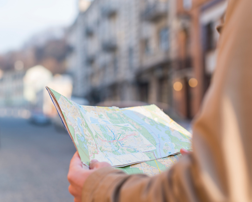 Pessoa a tentar localizar-se através de um mapa