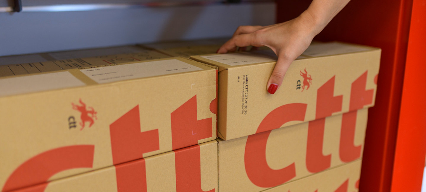 Caixa de papelão com logótipo dos CTT.