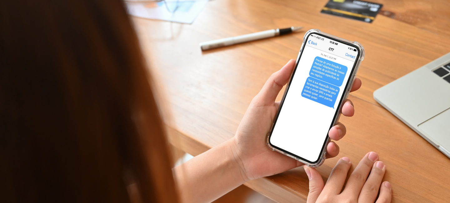 Senhora recebe mensagem dos CTT no seu telemóvel.