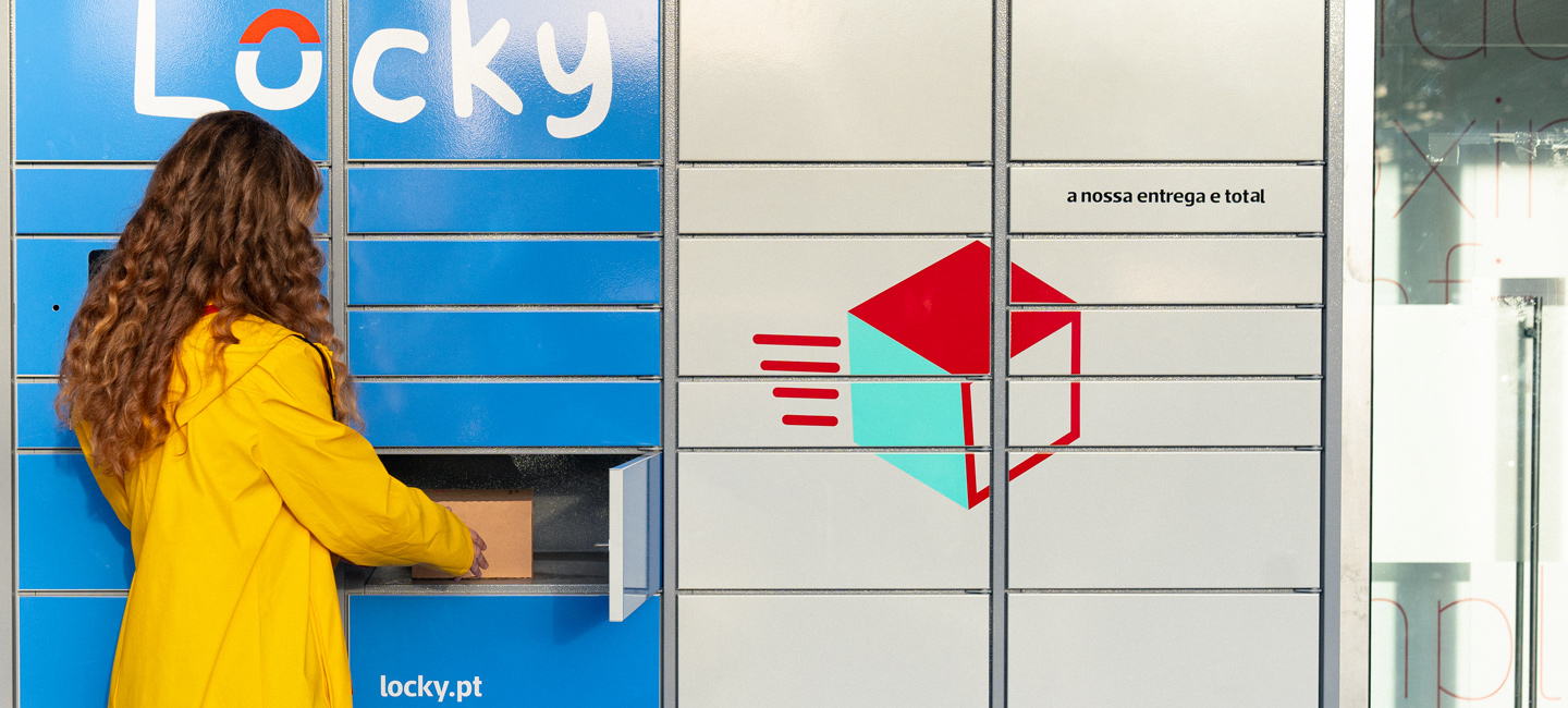 Senhora a depositar a sua encomenda num cacifo Locky.