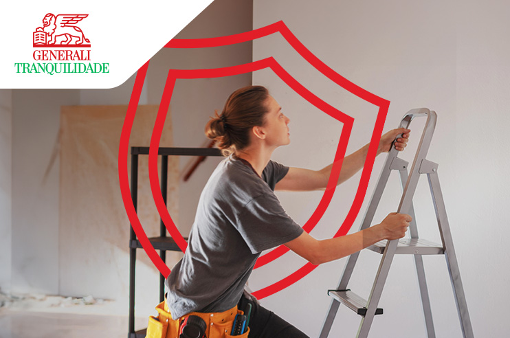 Senhora num escadote tranquila porque está protegida pelo Seguro Acidentes Pessoais - Família.