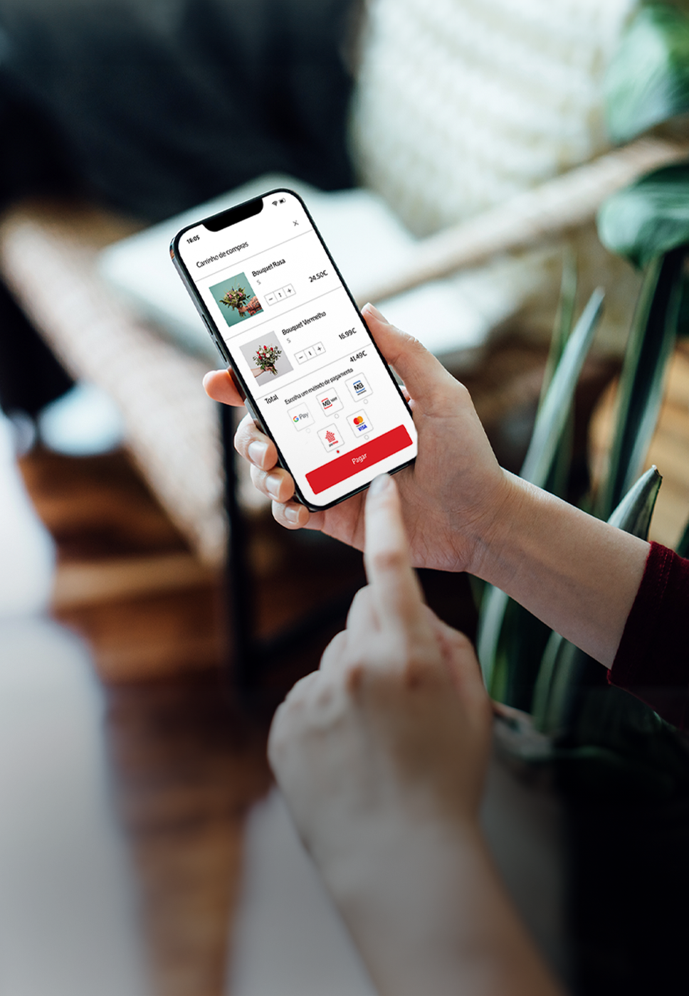 Senhora no aplicativo da Payshop onde se vê os 5 métodos de pagamentos disponíveis