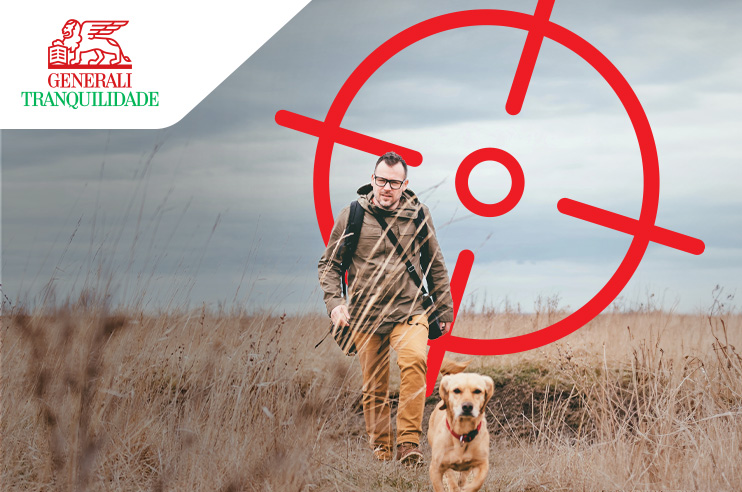 Caçador e cão, ambos protegidos pelo Seguro Caçadores.