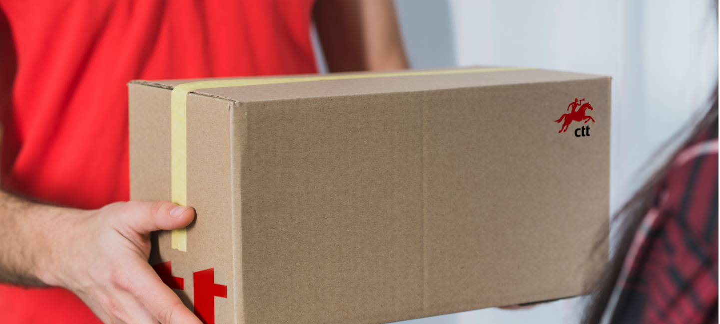 Caixa de papelão, com logótipo dos CTT.
