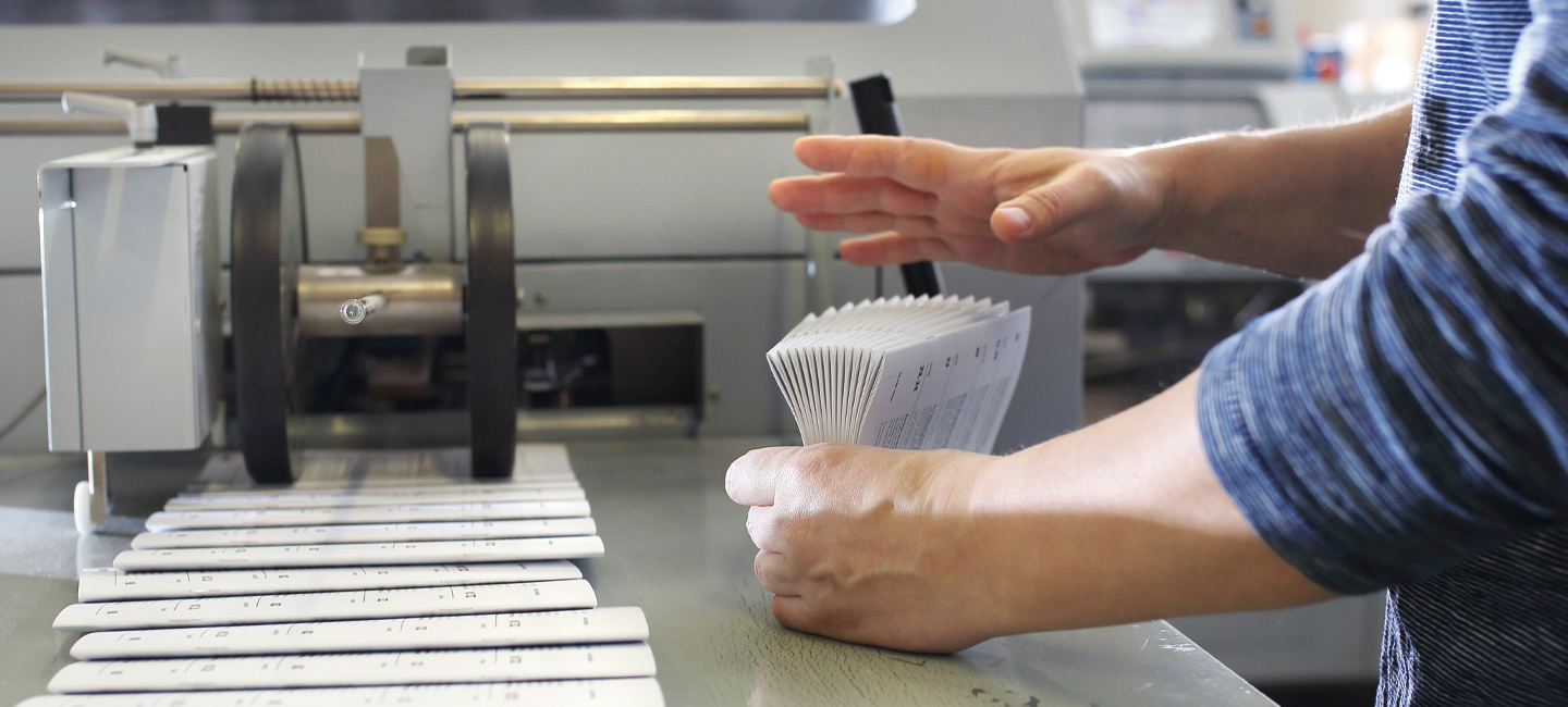 Trabalhador a colocar as cartas na máquina que as divide por código postal.