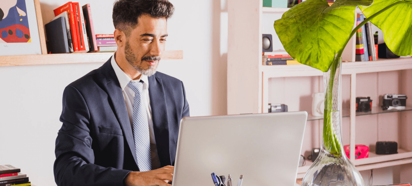 Senhor a mexer no seu computador.