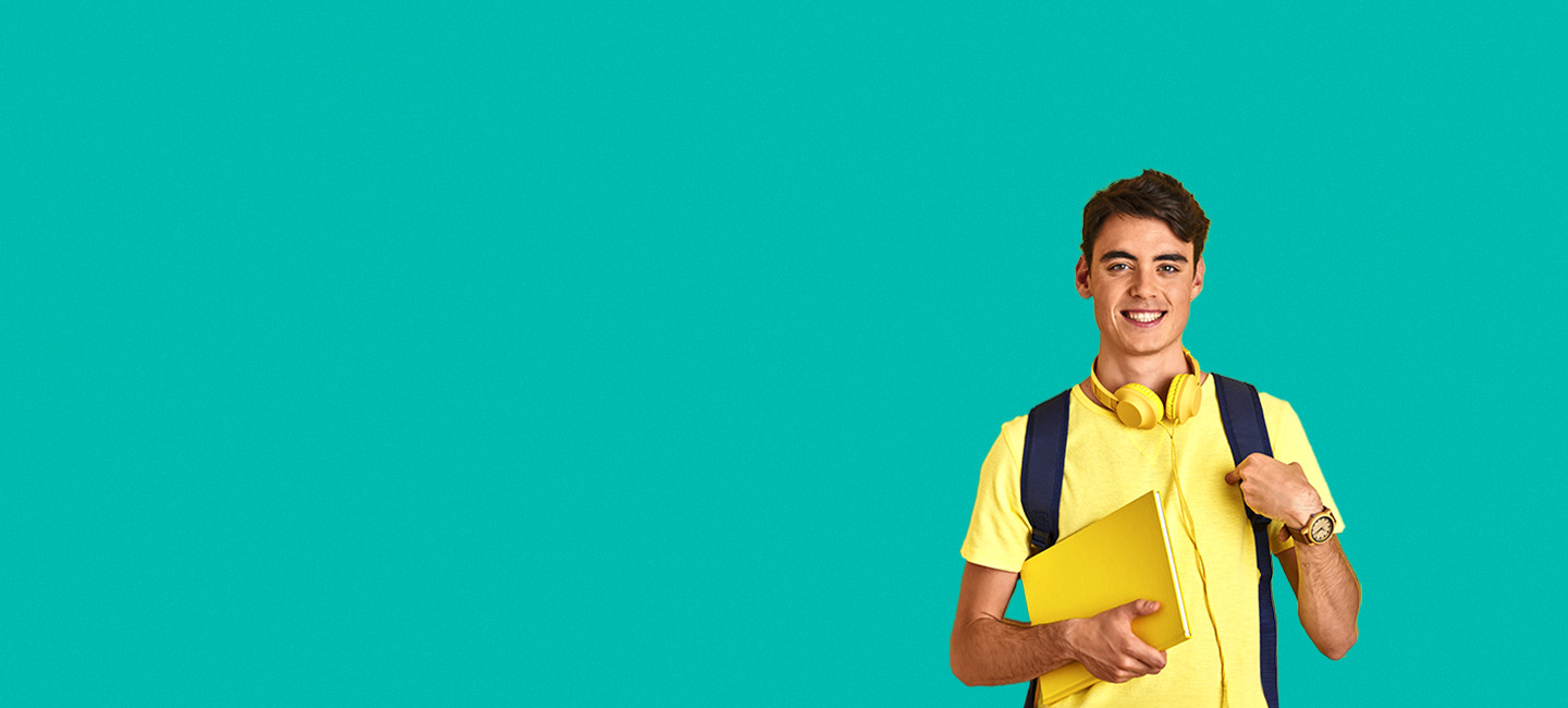 Fotografia de um jovem estagiário com caderno na mão e phones no pescoço