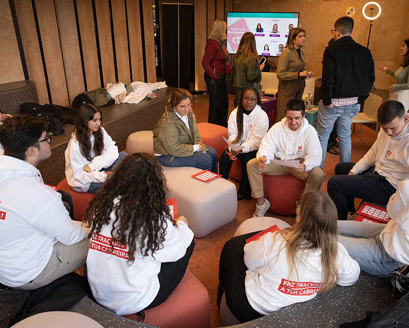sala com jovens embaixadores a fazerem um jogo