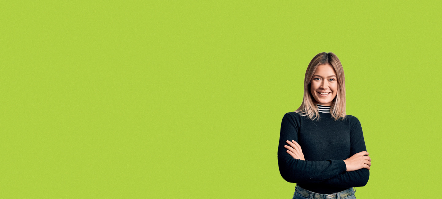 jovem rapariga loira , com camisola preta e jeans  sobre fundo verde