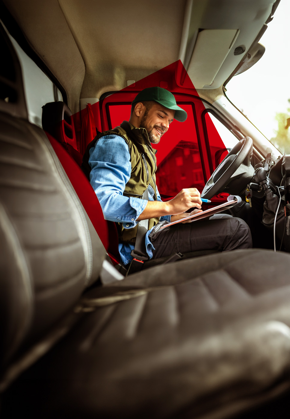 Homem sentado no seu automóvel a preencher o Seguro Auto Empresas.