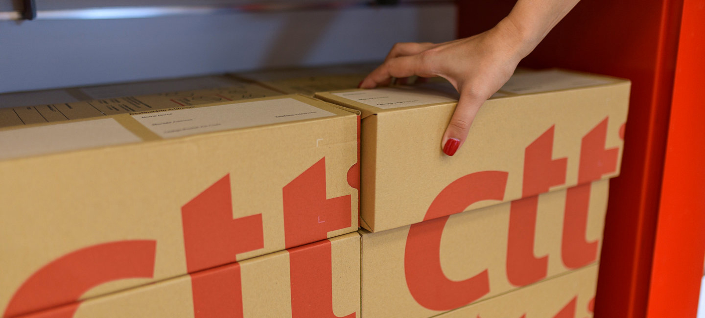 Caixas que se podem adquirir numa loja CTT, para fazer o envio de uma encomenda.