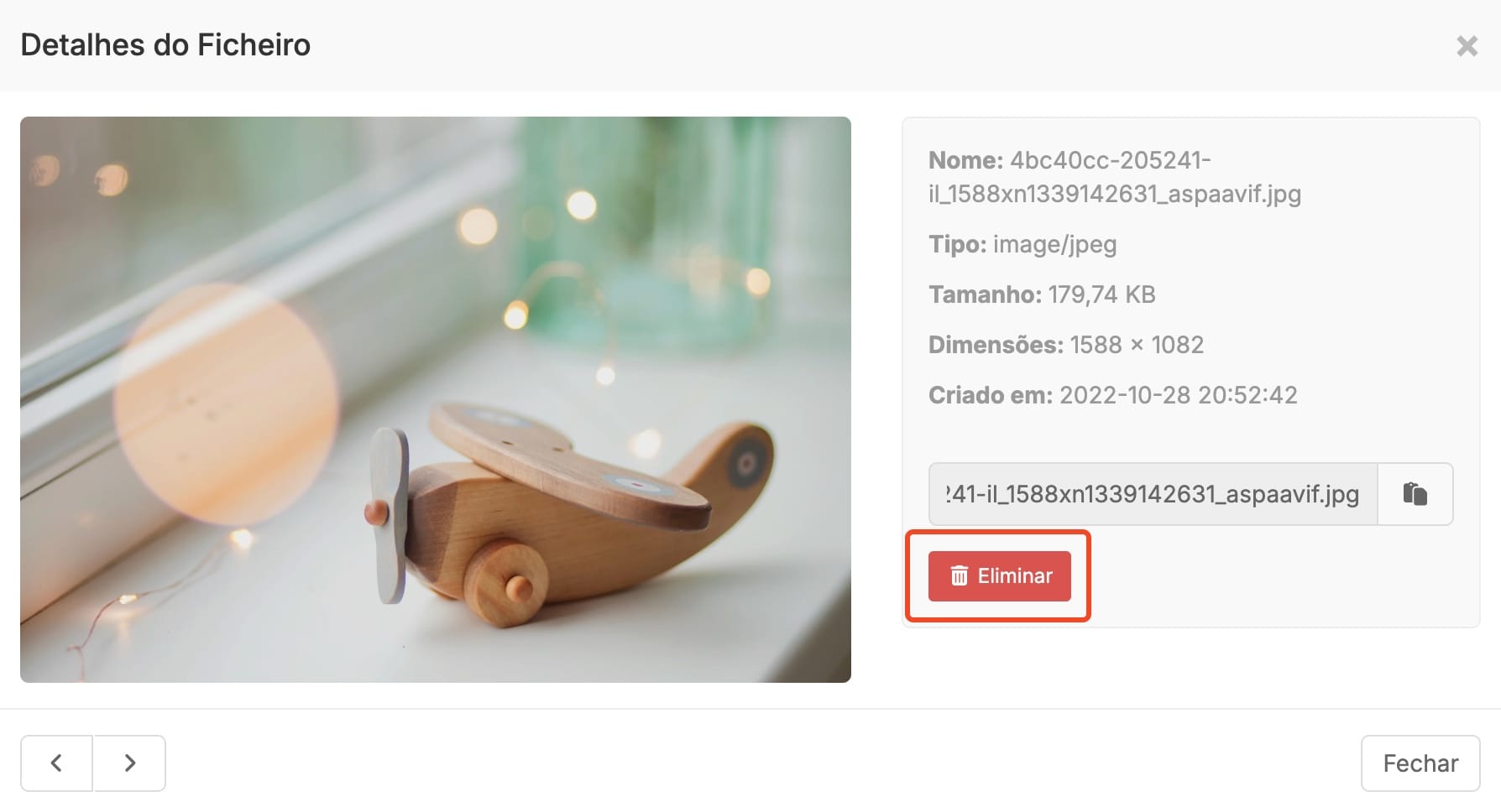 Detalhes do ficheiro - Tamanh, dimensões Data de criação, tipo de ficheiro e nome
Como exemplo um avião de madeira de brincar