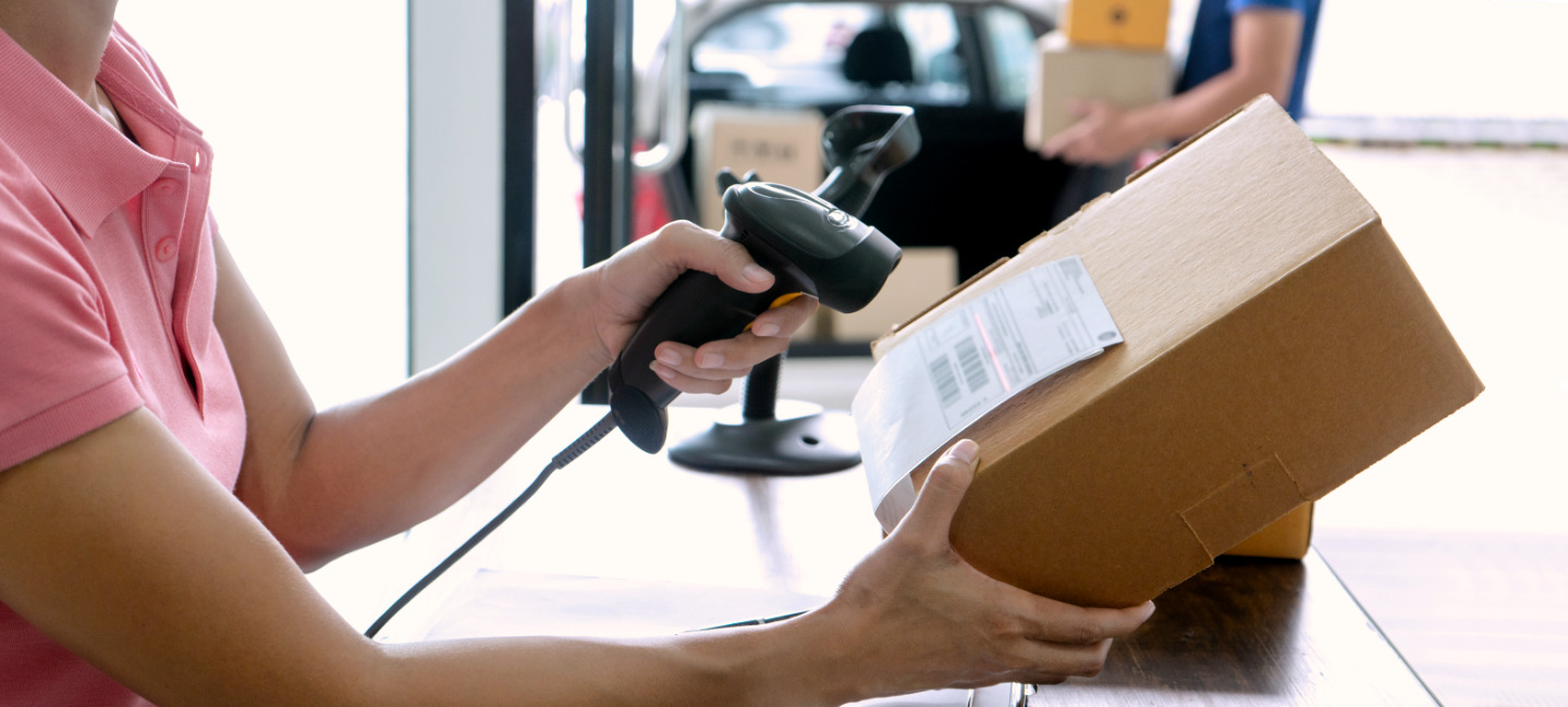 Pessoa está a picotar uma encomenda.