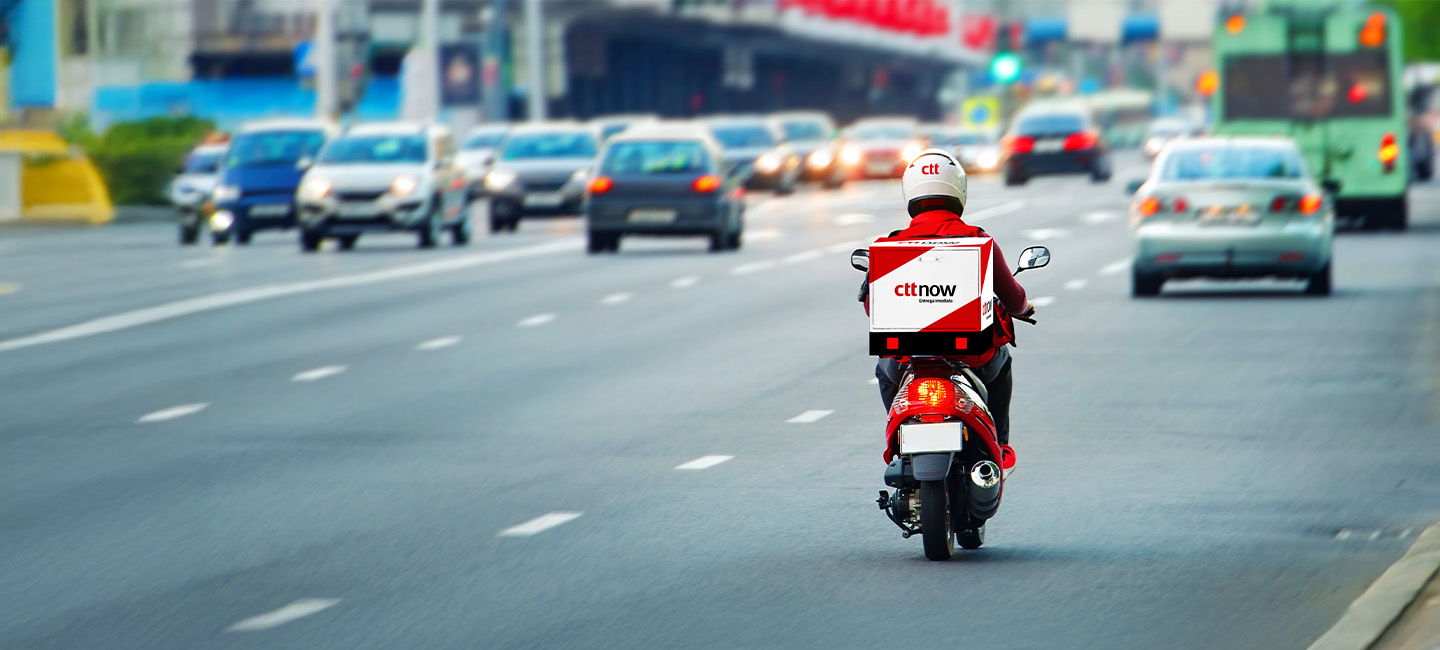 carteiro CTT numa mota