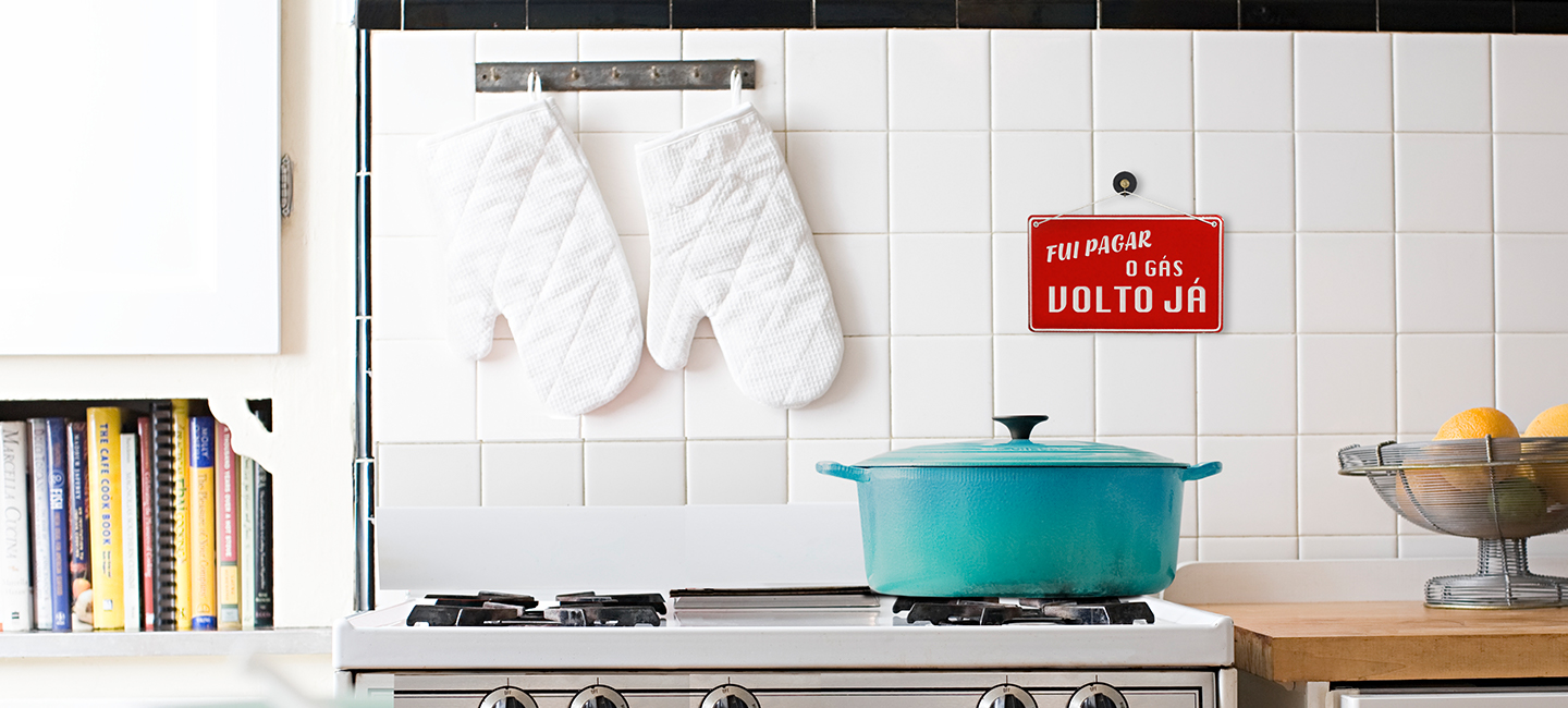 Cozinha que tem uma placa onde diz, fui pagar o gás volto já.