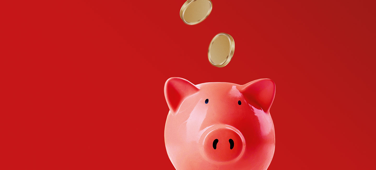 Moedas a entrar no porquinho mealheiro