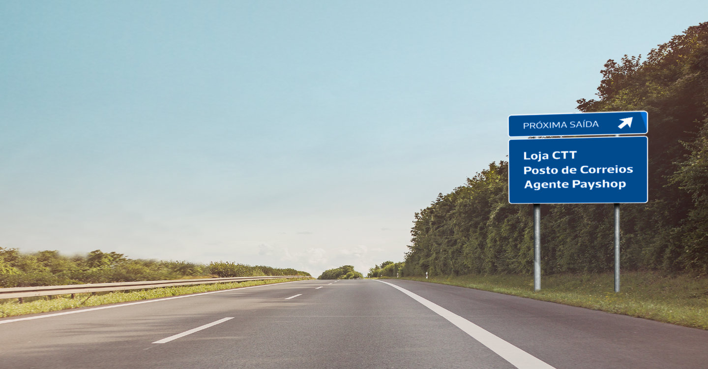 Autoestrada com placa de próxima saída de loja CTT, Postos de correios, e Agente Payshop