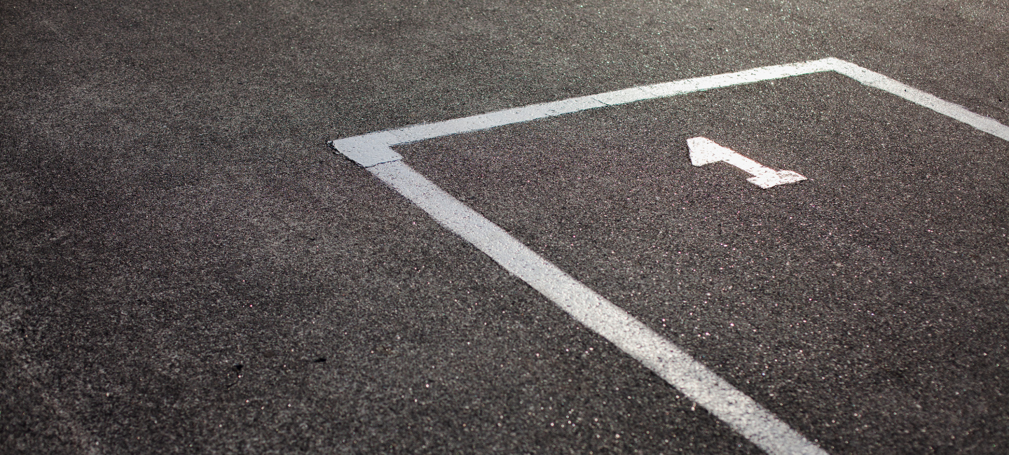 Estrada alcatroada com o número 1 escrito.