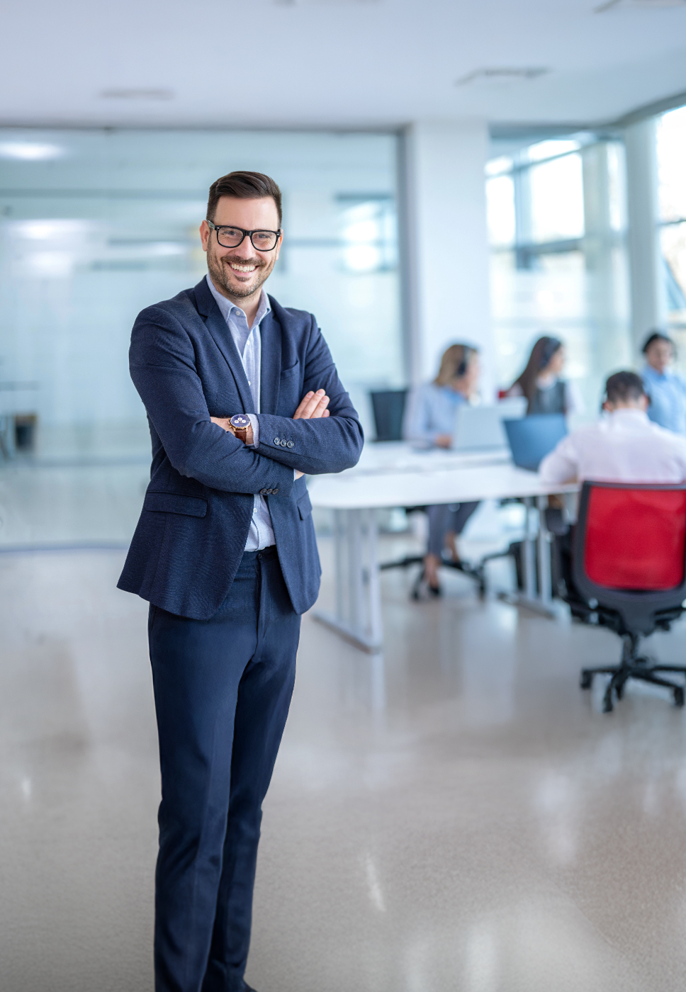 senhor braços cruzados com ar satisfeito