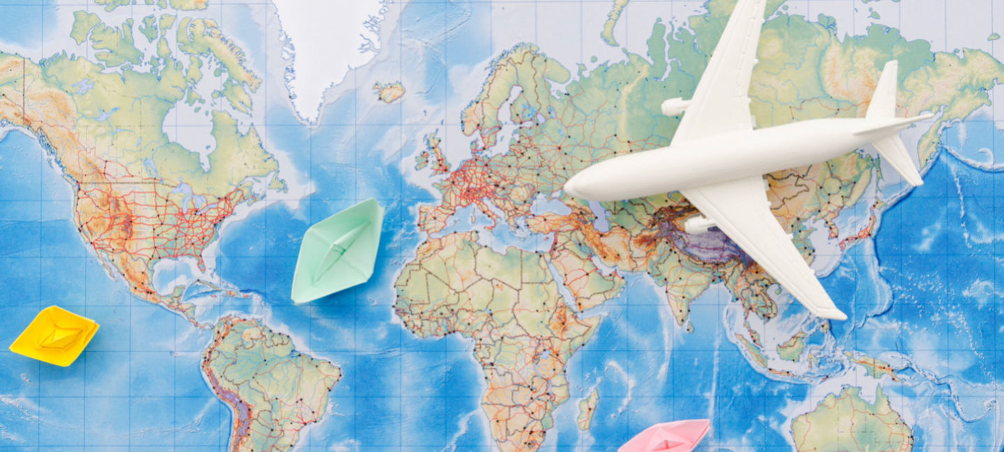 Mapa mundo com avião.