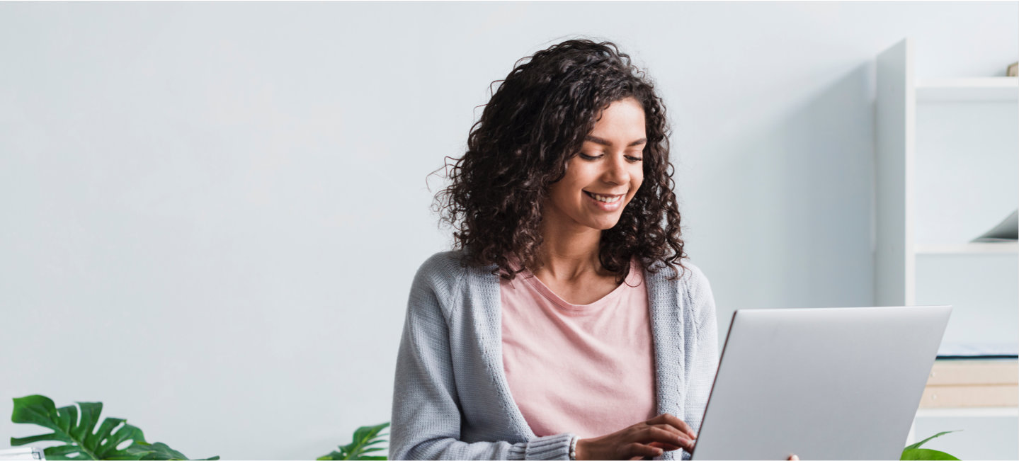 Senhora a realizar uma compra online, com a sua morada virtual.