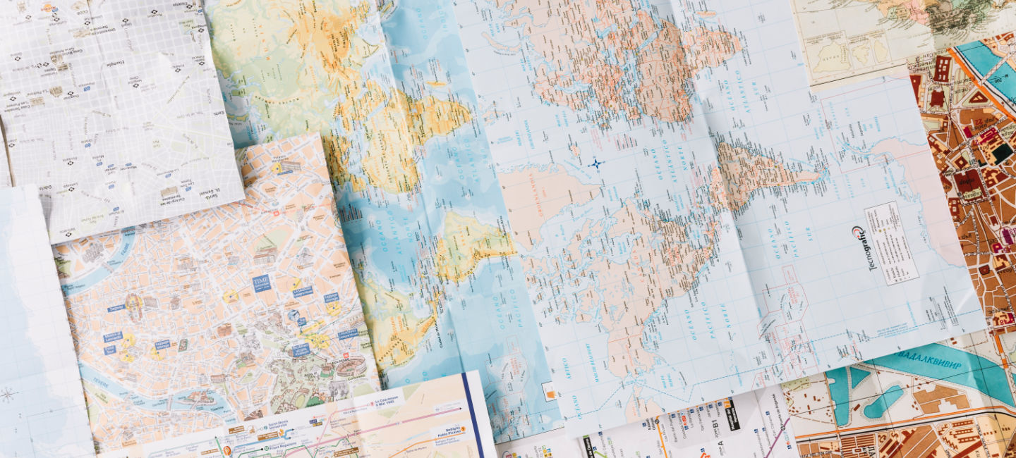 Diversos mapas em cima uns dos outros