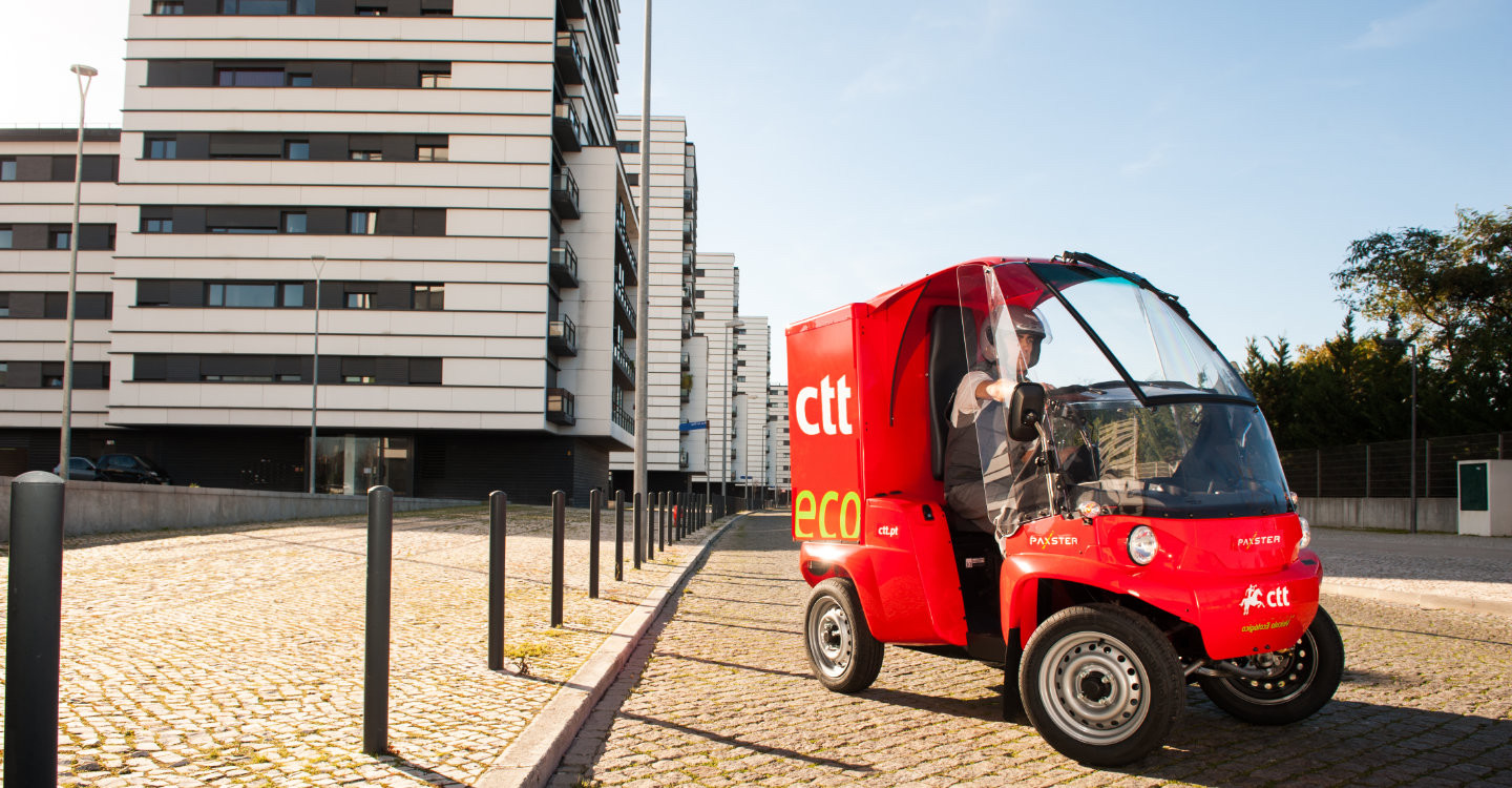 Veiculo elétrico que realizar a distribuição de correspondência.