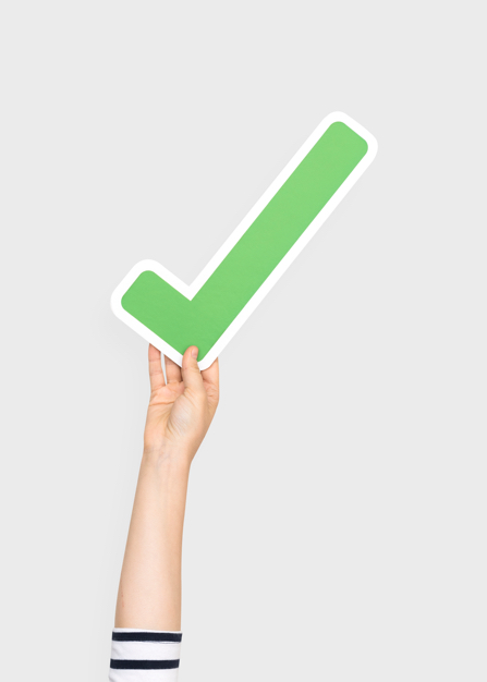 Pessoa segura um certo verde.