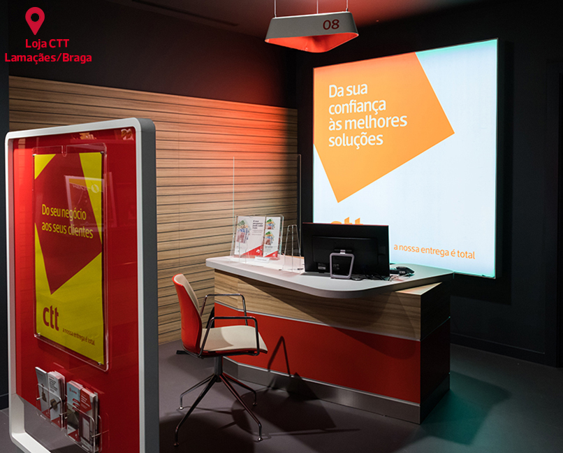 Balcão de atendimento na Loja CTT em Braga.