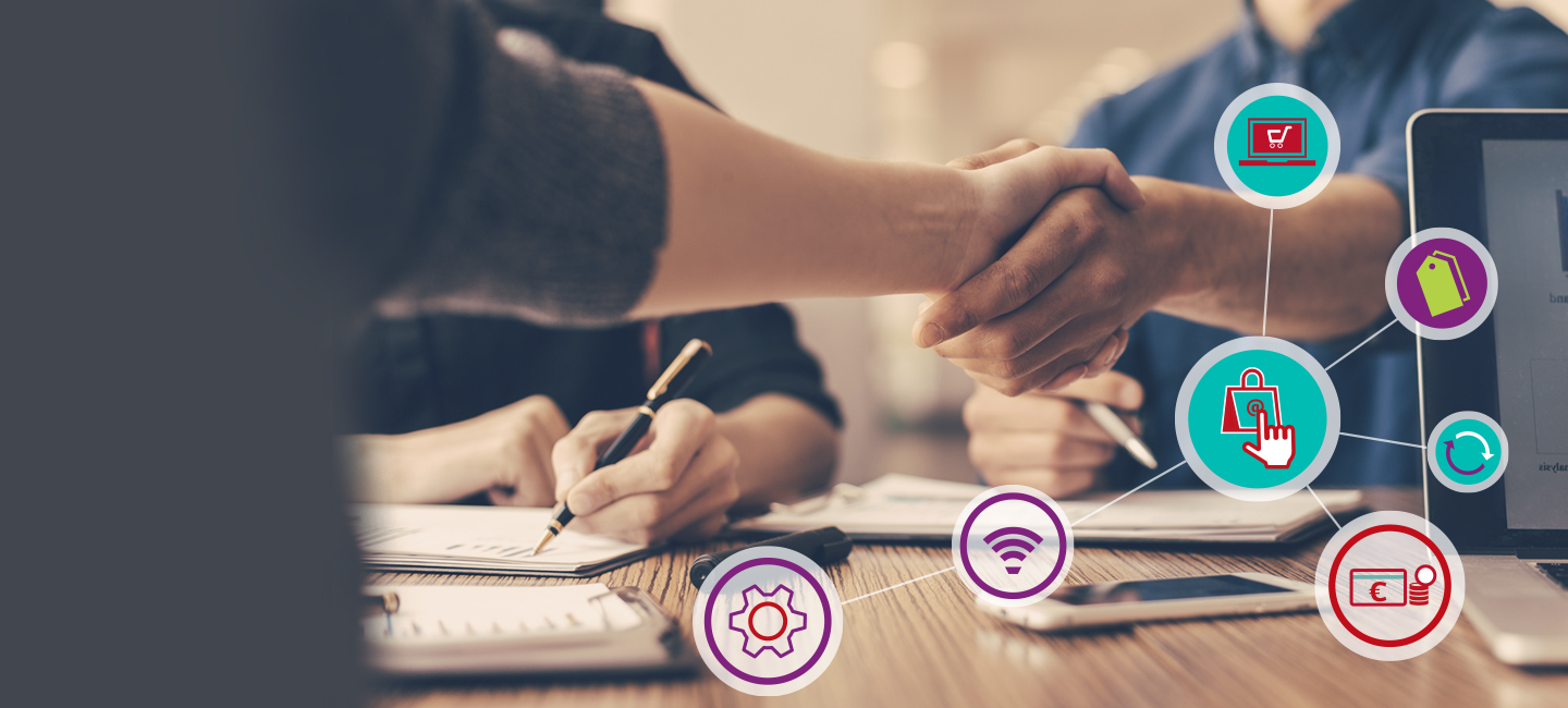 Pessoas a realizarem um acordo de uma loja online.