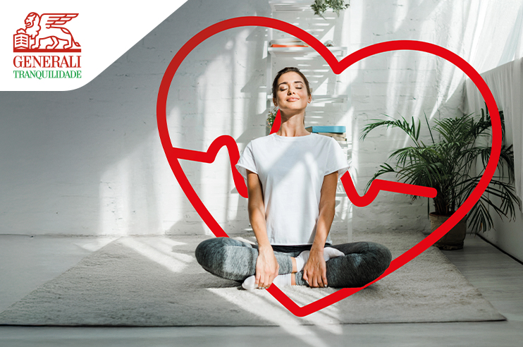 Senhora a meditar tranquila porque tem o Seguro de Saúde CTT.