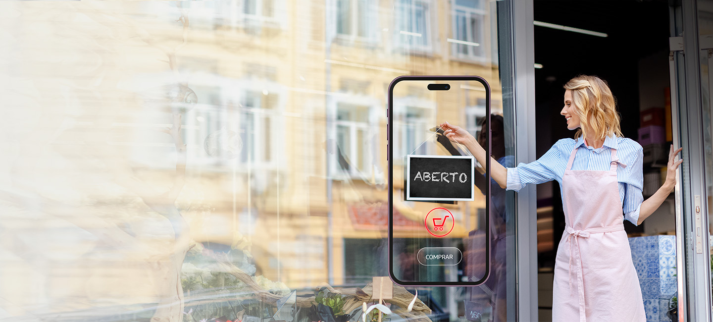 Montra fisica, e loja online, senhora à porta da loja