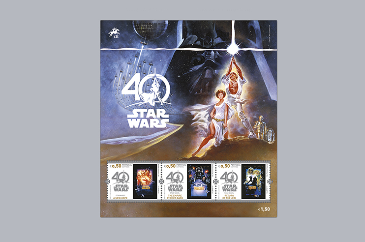 Folha de selos comemorativos dos 40 anos de Star Wars com personagens icónicos e três selos.
