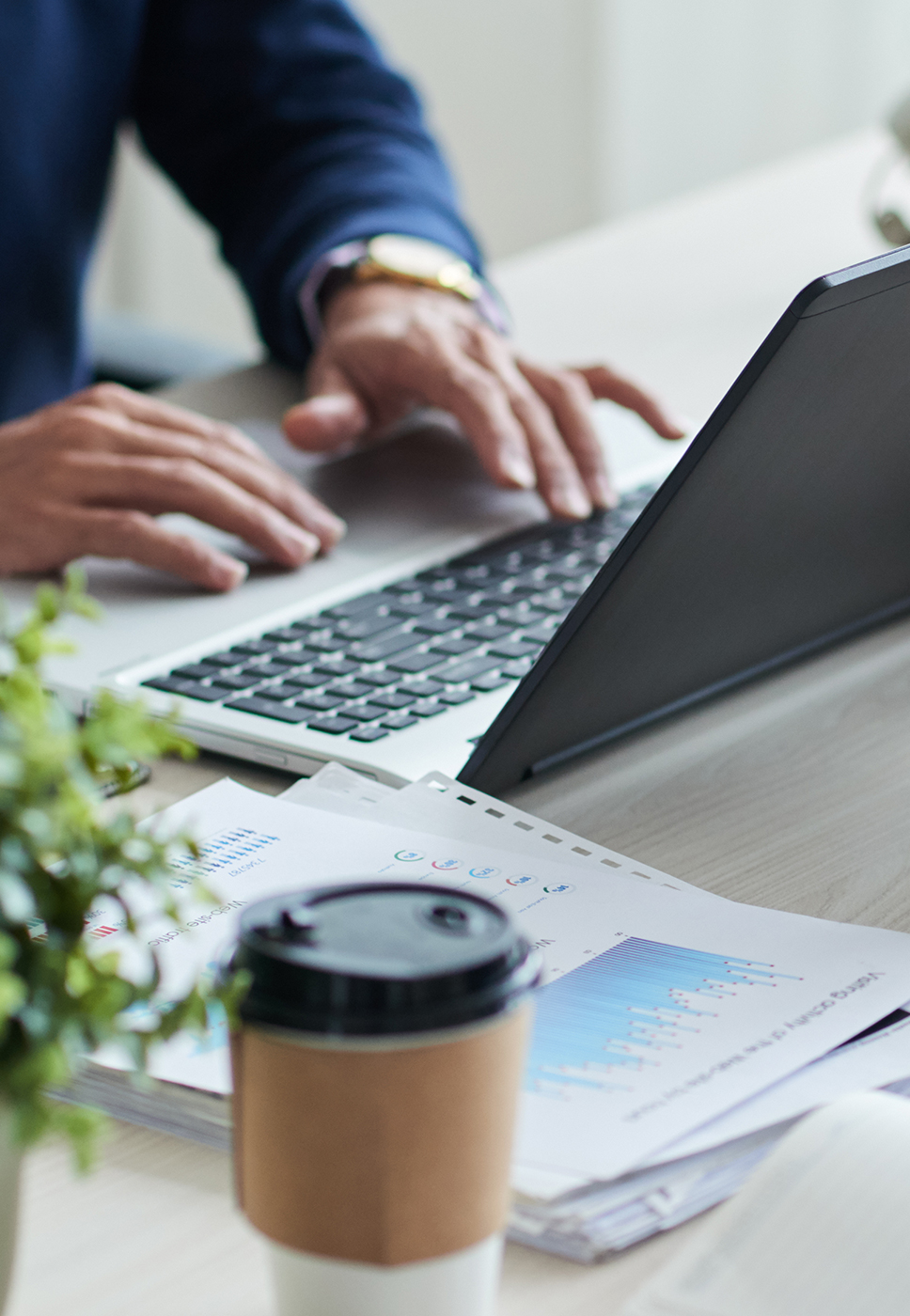 Pessoa a escrever no computador.