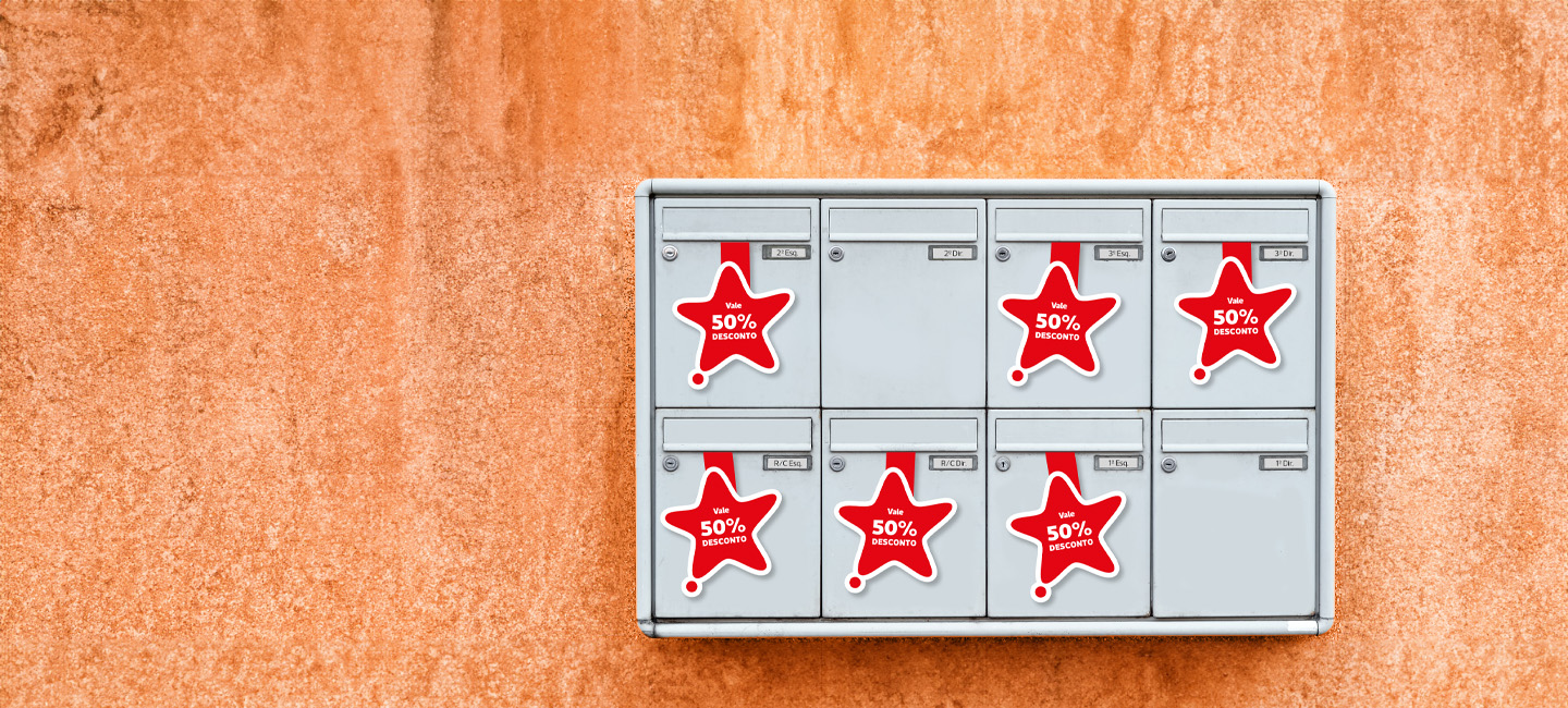 Caixas do correio com publicidade.