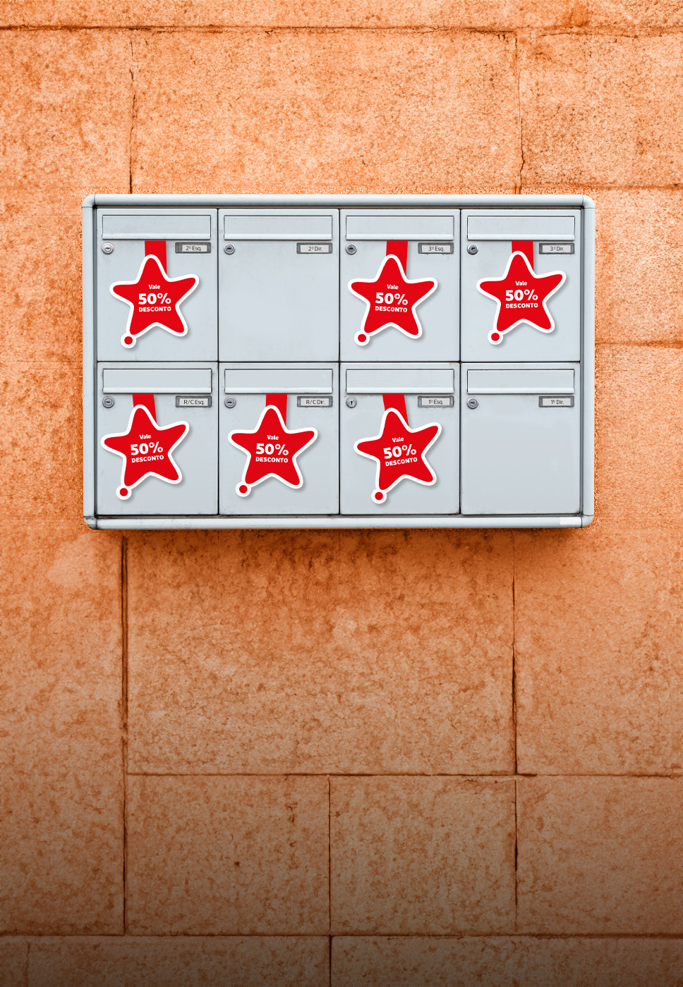 Caixas do correio com publicidade.