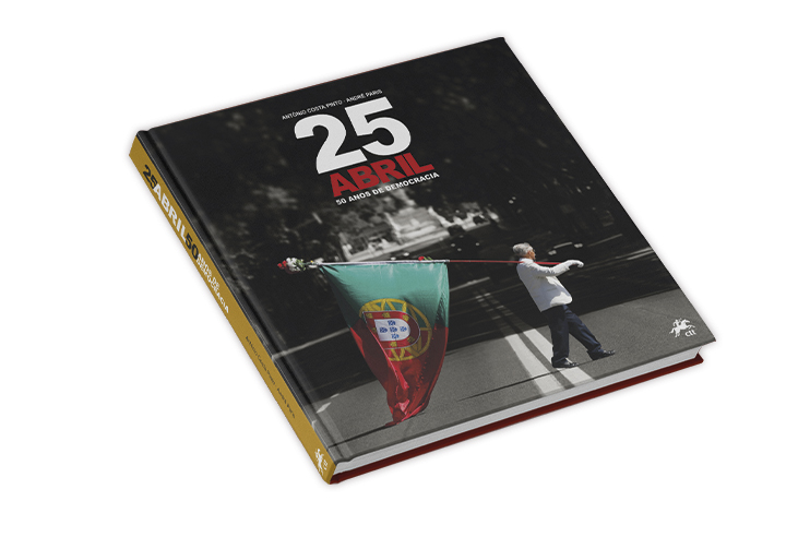 Capa do livro do 25 de Abril, com um senhor a atravessar uma estrada com uma bandeira de Portugal.