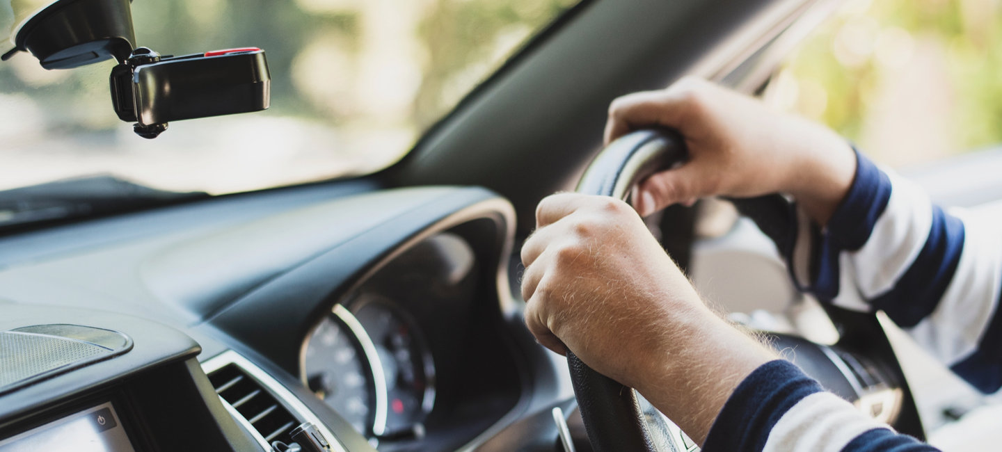 Senhor a conduzir o seu veiculo