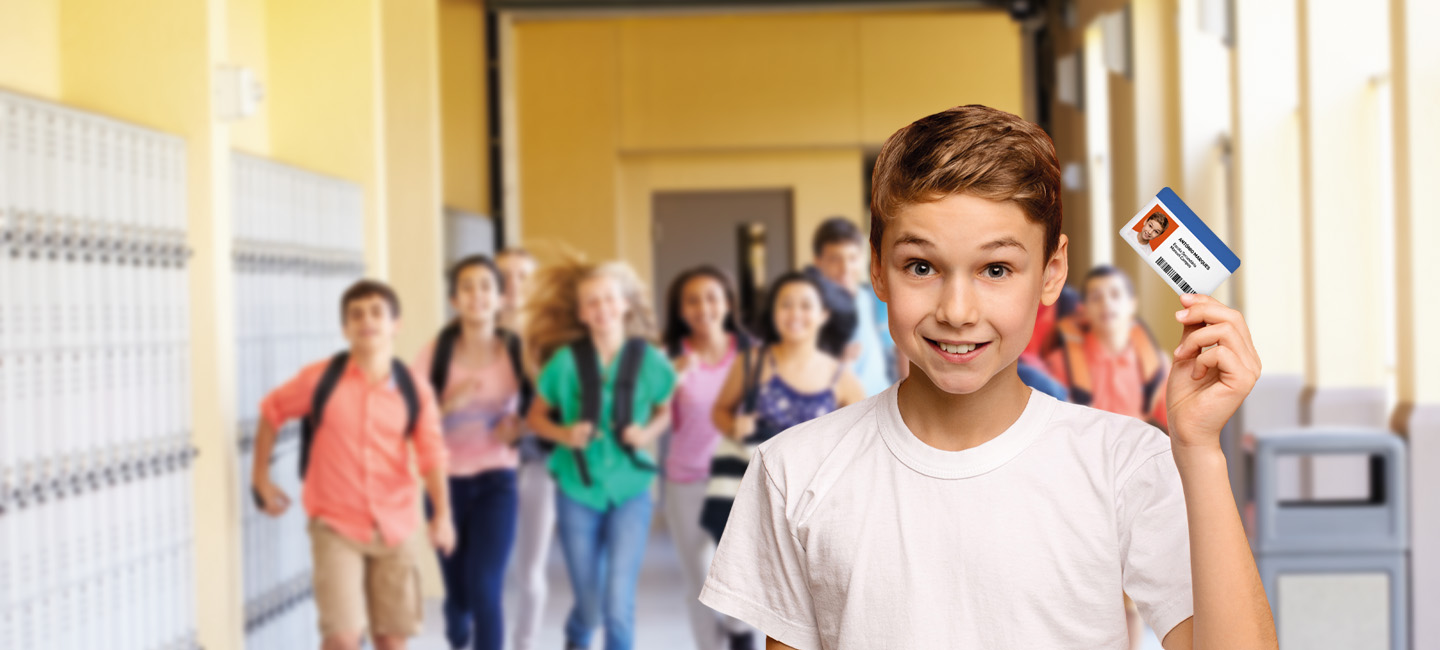 Rapaz com o seu cartão pré-pago na escola.
