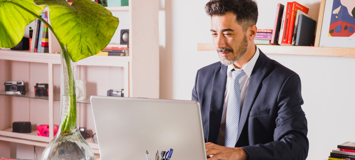 Senhor vê a sua Via CTT através do seu computador.