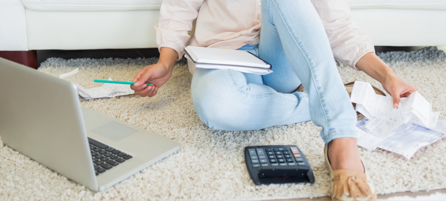 Senhora a controlar o seus recibos.