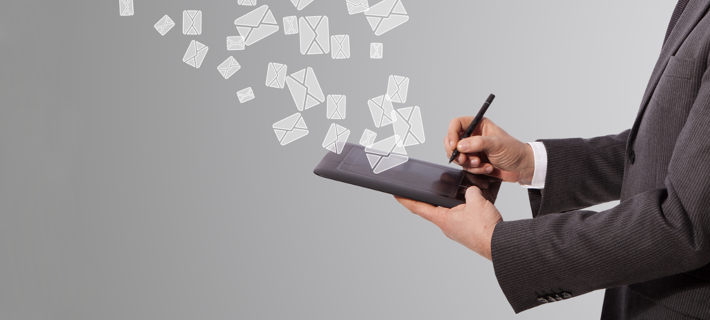 Senhor a digitalizar documentos através do seu tablet.