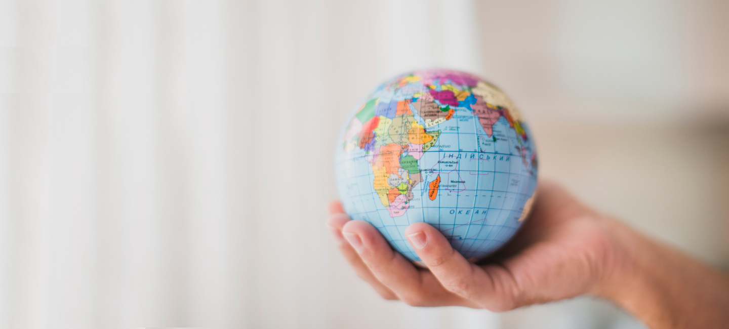 Globo na mão de uma pessoa.