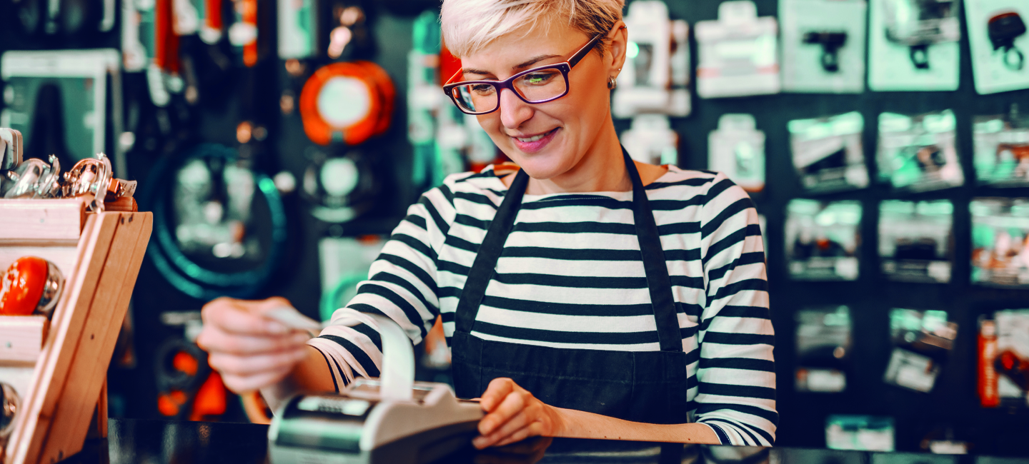Senhora a retirar recibo de pagamento de uma máquina