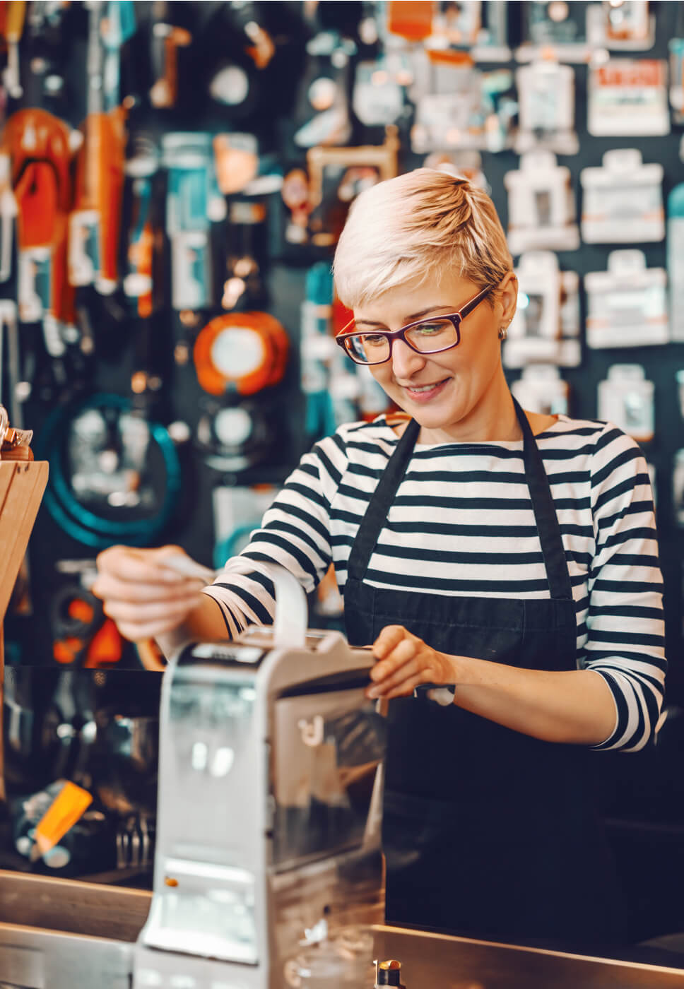 Senhora a retirar recibo de pagamento de uma máquina