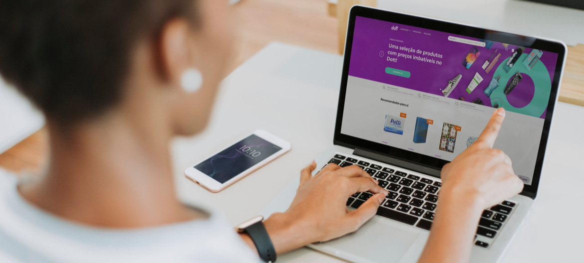 Ecrã de computador com site de compras online.