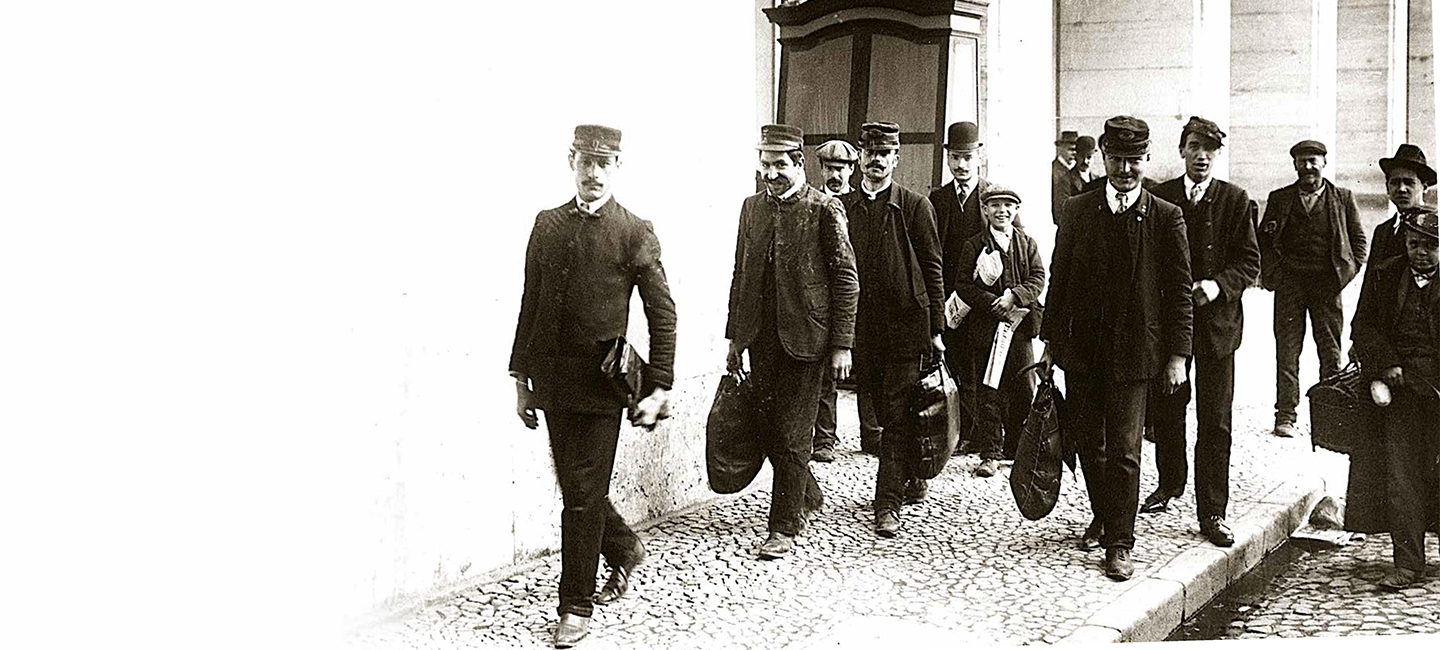 Fotos de antigos trabalhadores dos Correios de Portugal.