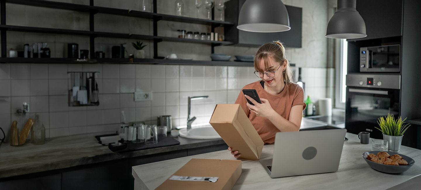 Rapariga a iniciar o processo de devolução, está a tirar fotos das suas encomendas.
