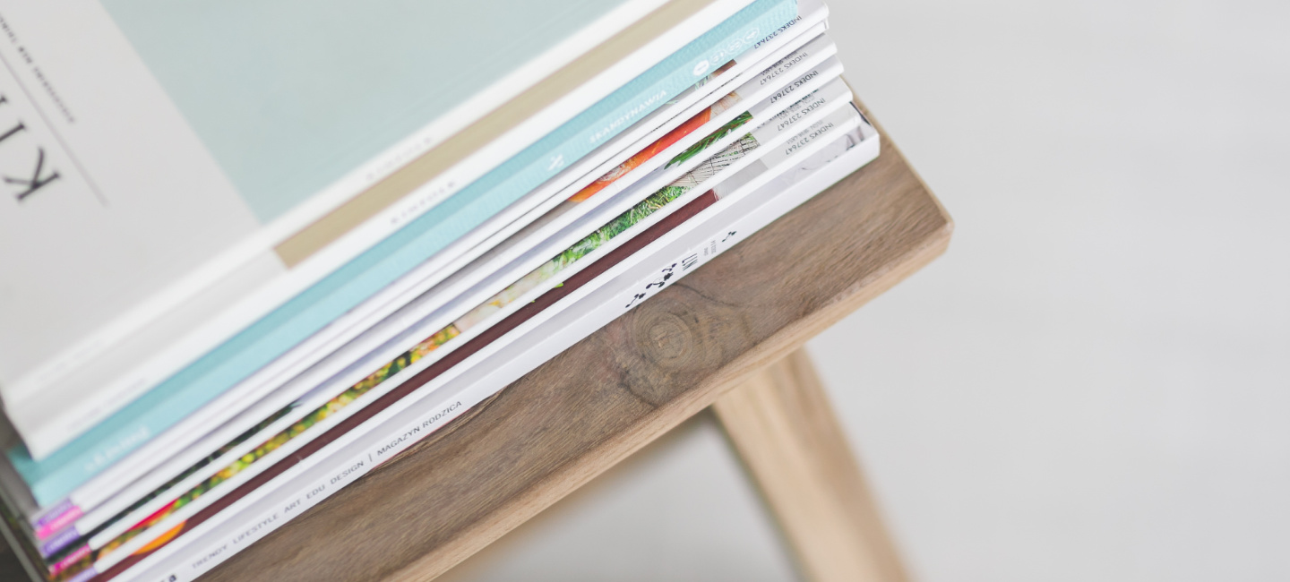 Livros em cima de uma mesa